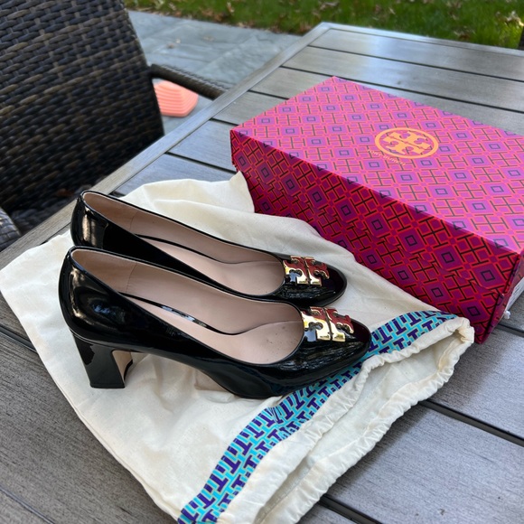 Tory Burch Raleigh 70MM Pump. Black Patent Leather. Gold Medallion. Size 7.5 EUC - Picture 8 of 9